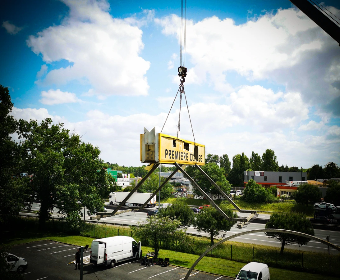 Intervention de cordistes MS Access pour enseigne en bout de course chez POLY-POSE BELIN BELIET à Villenave-d'Ornon (bâtiment) – 1